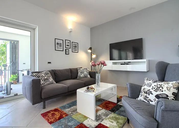 Luxury With Pool Near The , Sea View, Extra Pool Heating Available * 메덜린