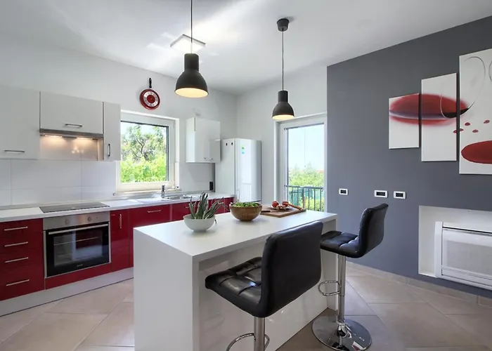 Luxury With Pool Near The , Sea View, Extra Pool Heating Available * 메덜린